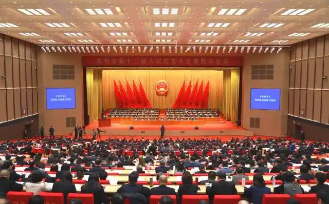 陳玉娟區(qū)長(zhǎng)：加速城區(qū)等地?zé)峁┡娲?打造地?zé)崮芤?guī)?；谜椿瘶影?地大熱能